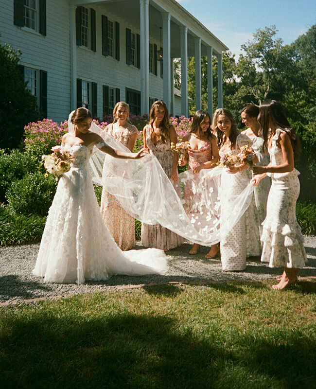 В чем идти на свадьбу: 10 идеальных платьев для гостей в 2024 году