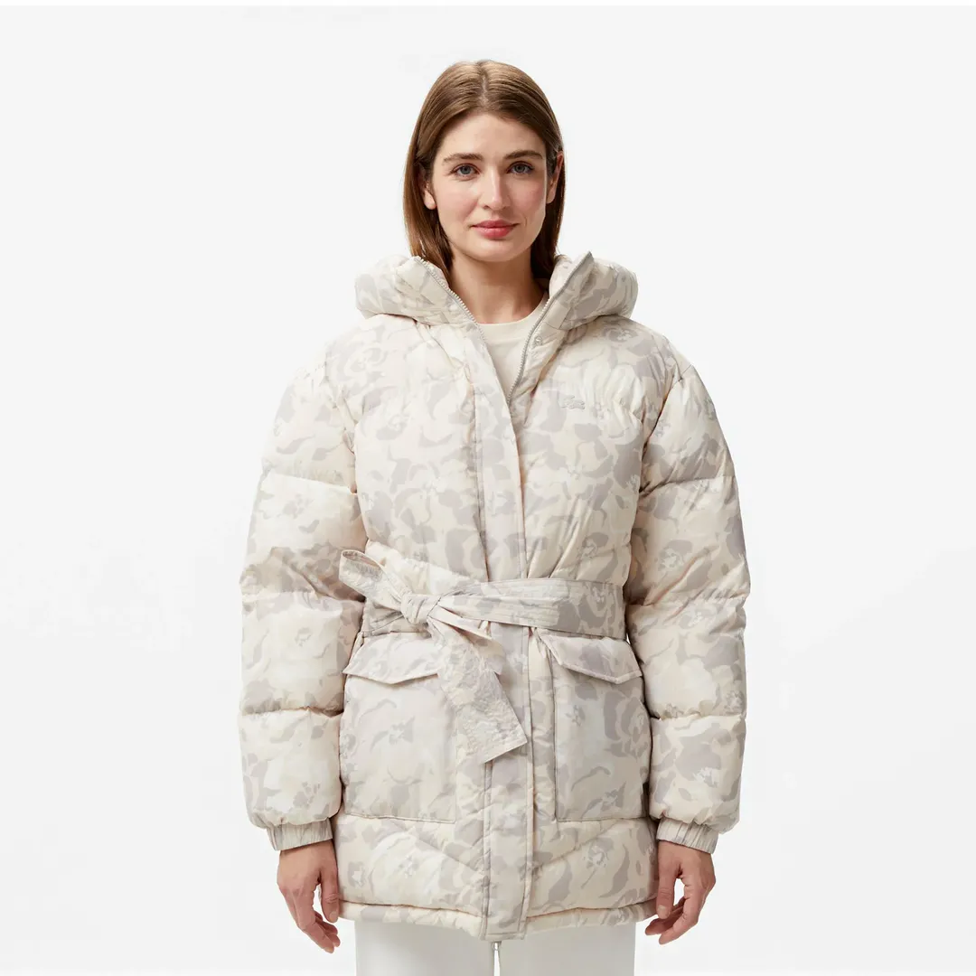 Женский короткий пуховик Lacoste с поясом и высоким воротом фото 1
