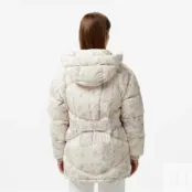 Женский короткий пуховик Lacoste с поясом и высоким воротом фото 2