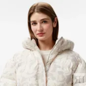Женский короткий пуховик Lacoste с поясом и высоким воротом фото 3