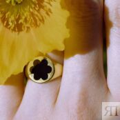 Кольцо-печатка Gold Forget-Me-Not Ring – Black MOONSWOON фото 2